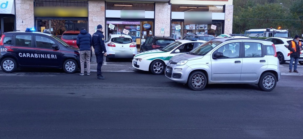 Travolta da un'auto una ragazzina di soli 12 anni, momenti di paura in centro: è stata trasportata in ospedale