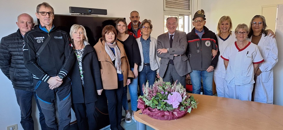 Le associazioni di volontariato dell'Agordino donano all'ospedale "Papa Luciani" una poltrona per prelievi