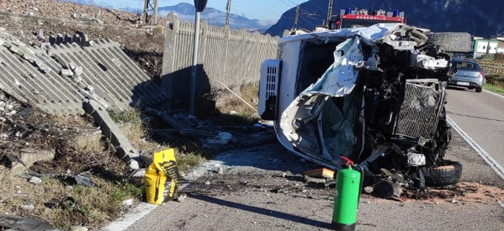 Si schianta con il furgone contro la barriera della ferrovia sulla Ss12: coinvolto un ragazzo di 24 anni