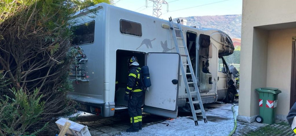 Camper in fiamme nel giardino di casa e i vicini lanciano l'allarme: vigili del fuoco in azione sul posto