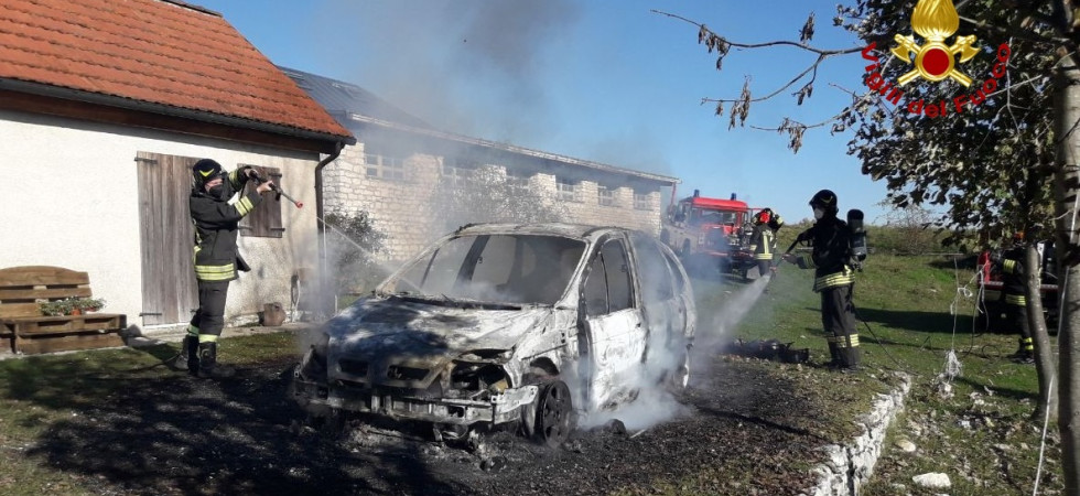 Una Renault Scenic dei primi anni 2.000 va a fuoco in malga: intervengono i pompieri