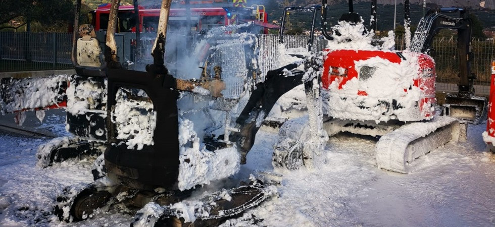 In fiamme una ruspa nel piazzale di un'azienda: vigili del fuoco in azione per spegnere il rogo