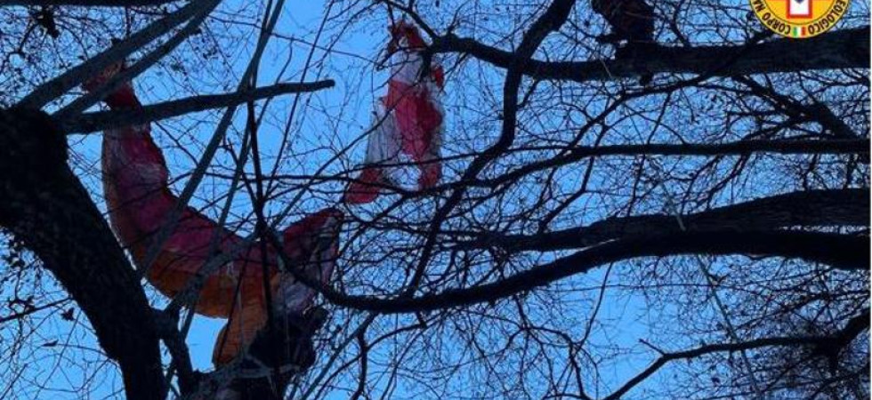 Perde il controllo della vela e precipita con il parapendio: trovata impigliata tra gli alberi a 10 metri di altezza