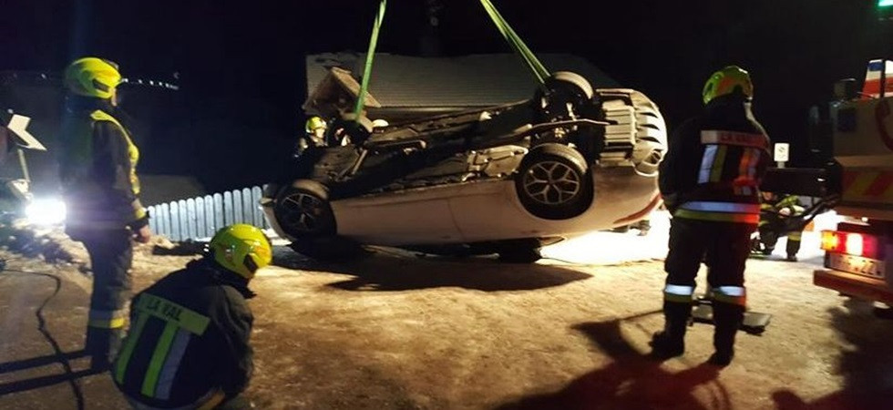 Manto stradale ghiacciato, perde il controllo dell'auto e si ribalta, momenti di paura per un automobilista