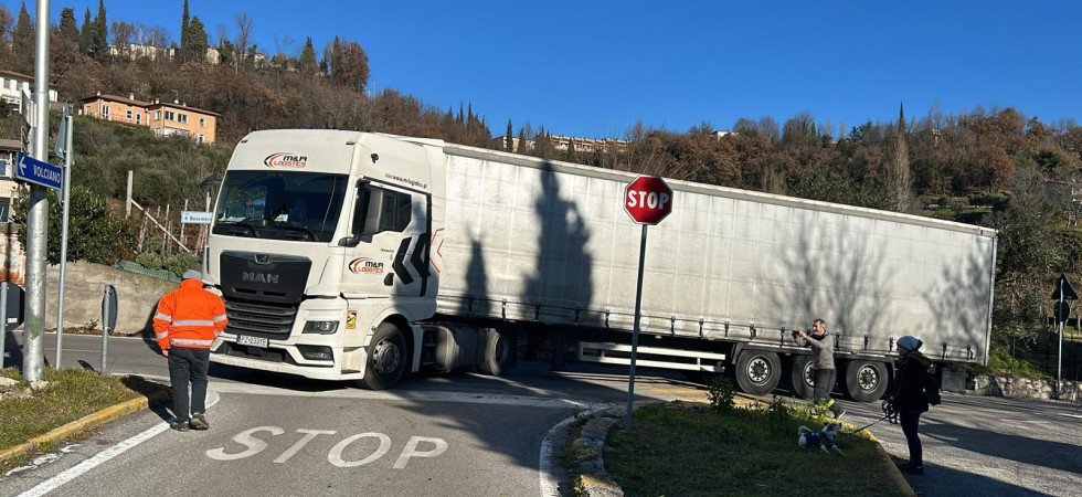 Tenta di curvare ma il tir si blocca improvvisamente in mezzo alla strada: forze dell'ordine e meccanico in azione