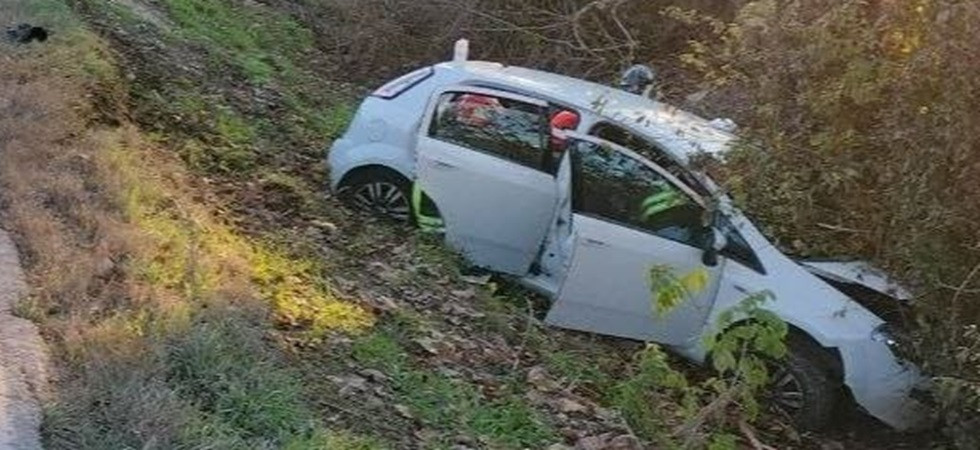 Perde il controllo dell'auto e finisce in una scarpata con tre persone a bordo: una donna bloccata fra le lamiere