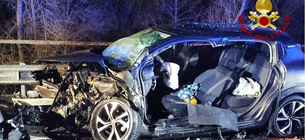 Terribile impatto tra due auto e coinvolto un terzo mezzo, due persone restano bloccate tra le lamiere