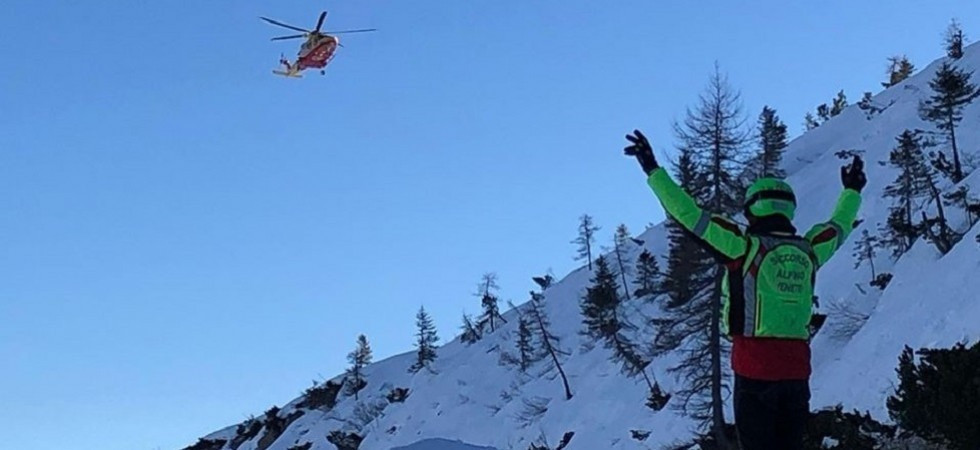 Foto d'archivio Cade con il bob e si ferisce alla schiena: complesse operazioni di soccorso per il recupero di una 15enne