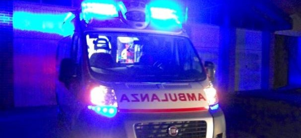 Foto d'archivio Auto precipita in una scarpata, due persone escono dall'abitacolo e fuggono lasciando una ragazza nel veicolo