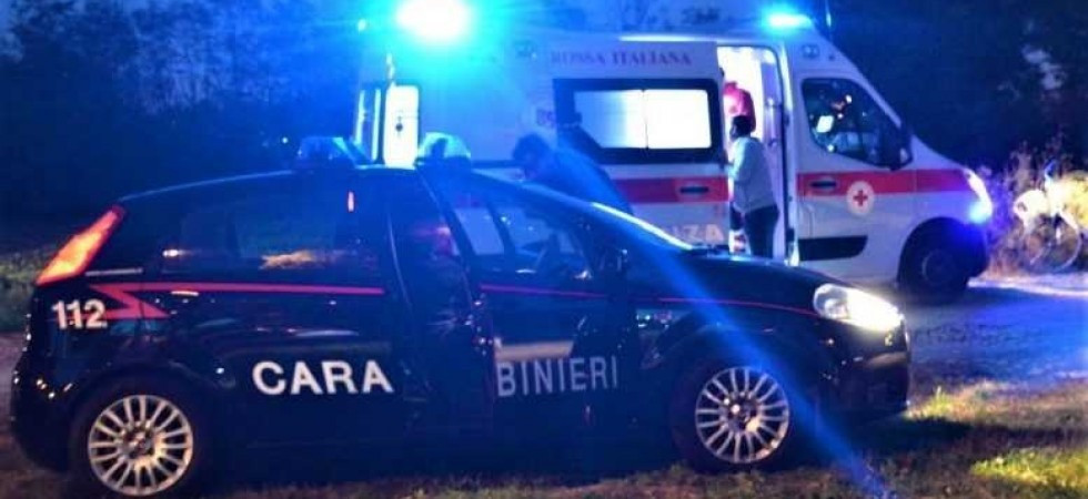 Litigano, cadono in strada e vengono travolti da un'auto: due 20enni in gravi condizioni