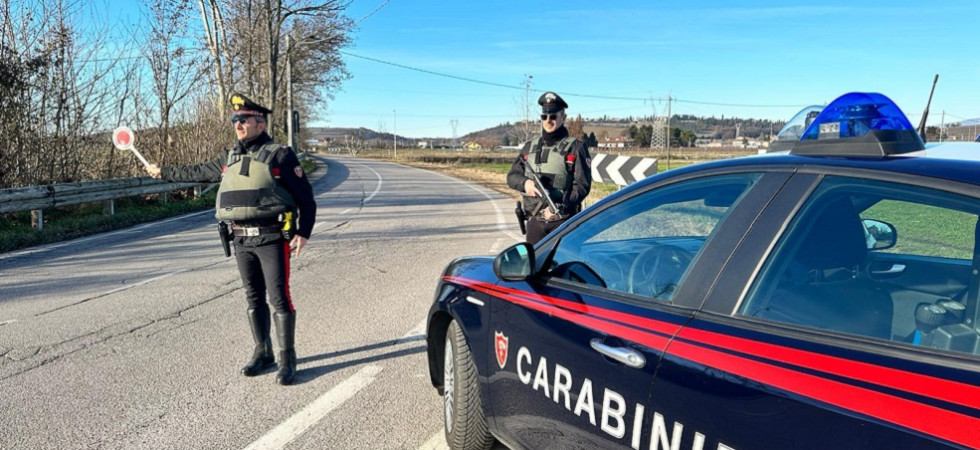 Aveva investito due persone che litigavano sulla strada ed era scappato, rintracciato e denunciato il conducente dell’auto