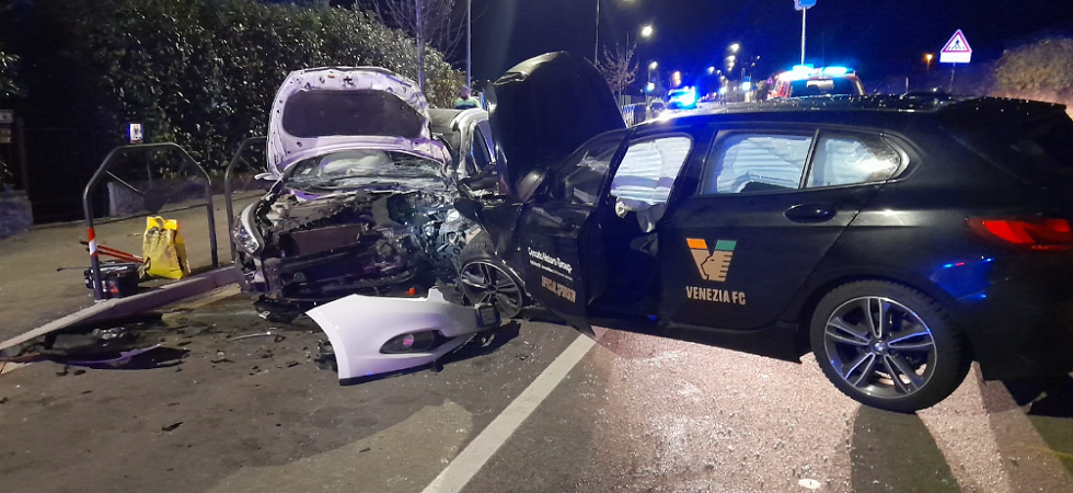 Violento frontale nella notte tra due auto, un uomo e una donna soccorsi e portati in codice rosso al Santa Chiara