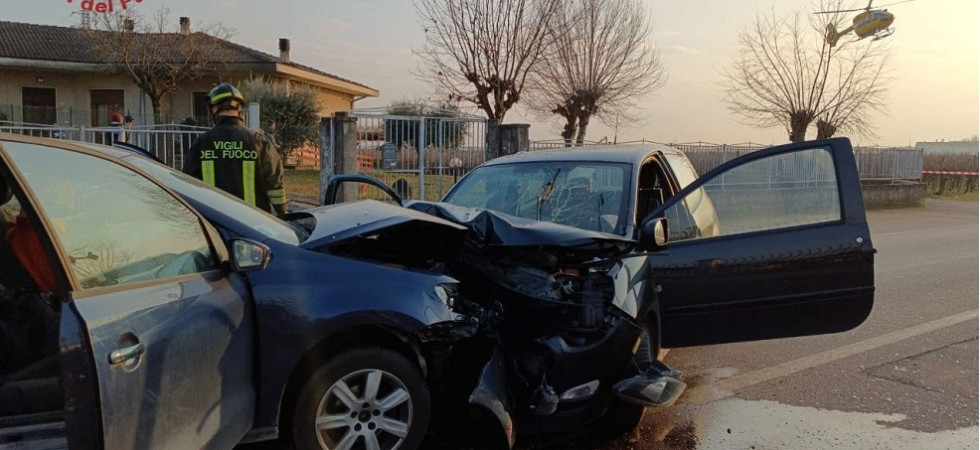 Violento frontale tra due auto, i vigili del fuoco intervengono con le pinze idrauliche per liberare una conducente