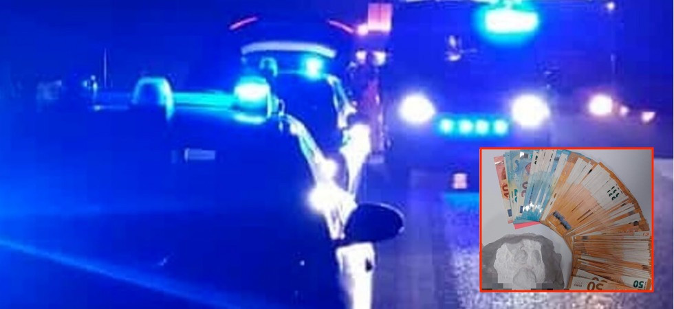 Non si ferma all'alt dei carabinieri e dal finestrino della sua Ford Fiesta 'volano' 90 grammi di cocaina: nei guai un 20enne