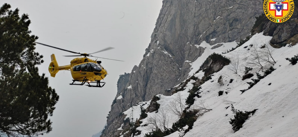 A quasi 2.000 metri scivola sulla neve ghiacciata, sbatte la schiena e non riesce a rialzarsi