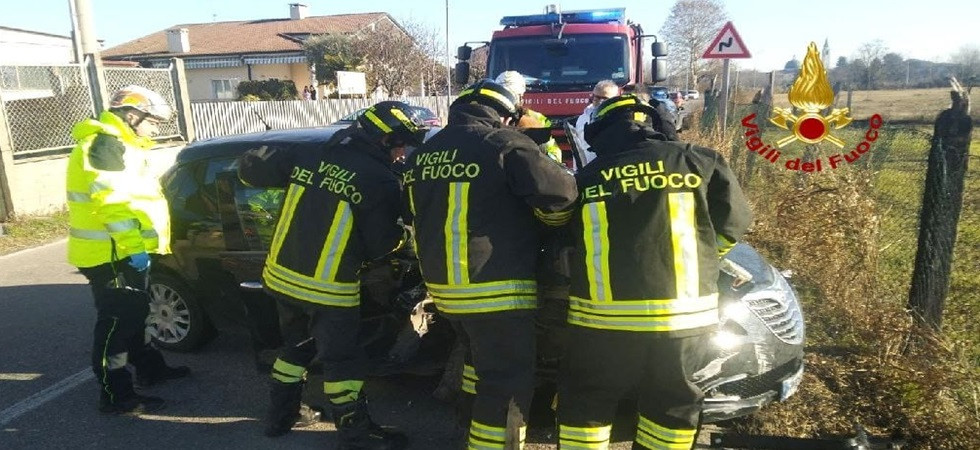Perde il controllo dell'auto e finisce fuori strada, due donne ferite e trasportate in ospedale
