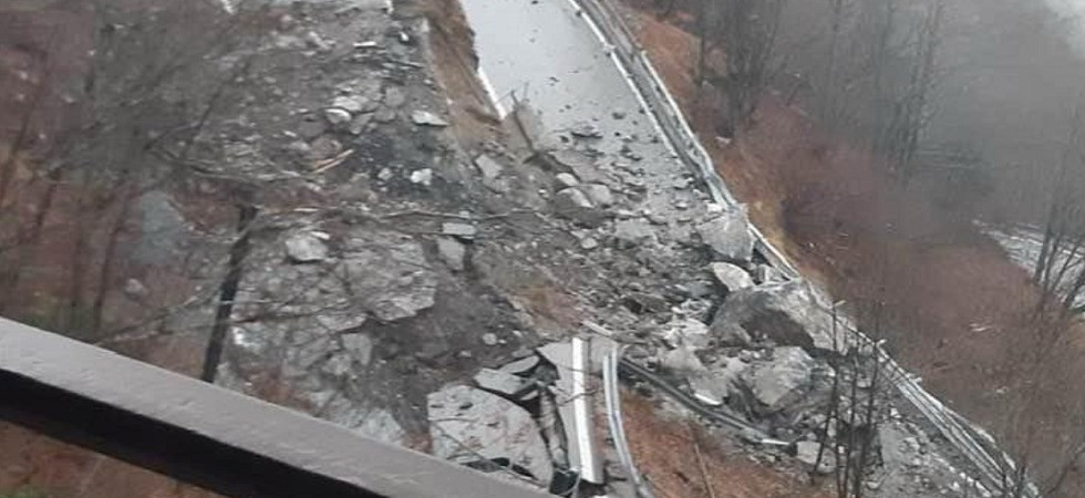 Frana si abbatte sulla statale 52, la strada cede sotto il peso dei