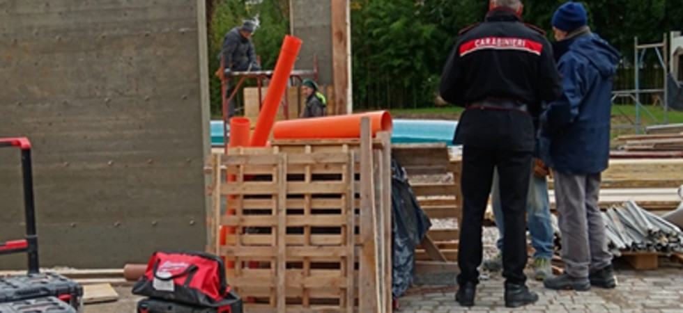 Blitz in un cantiere, i carabinieri trovano un finto disoccupato: multa di 2500 euro al datore e stop all'attività