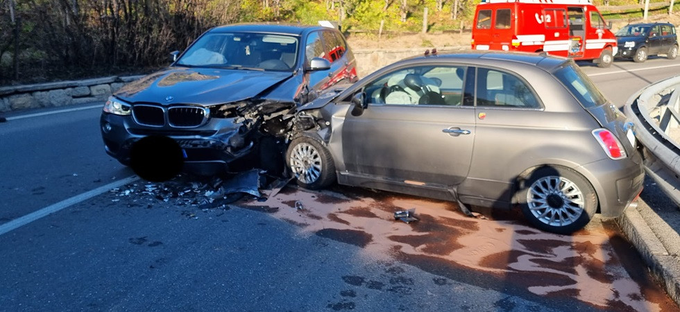 Scontro fra due auto, l'impatto molto violento: una persona trasportata in ospedale
