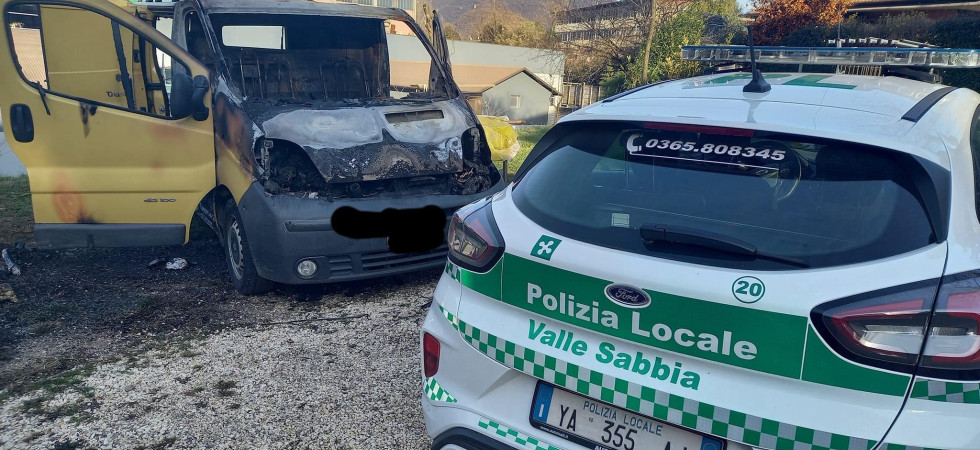 Approfitta del buio per incendiare il furgone di un conoscente: nei guai un uomo
