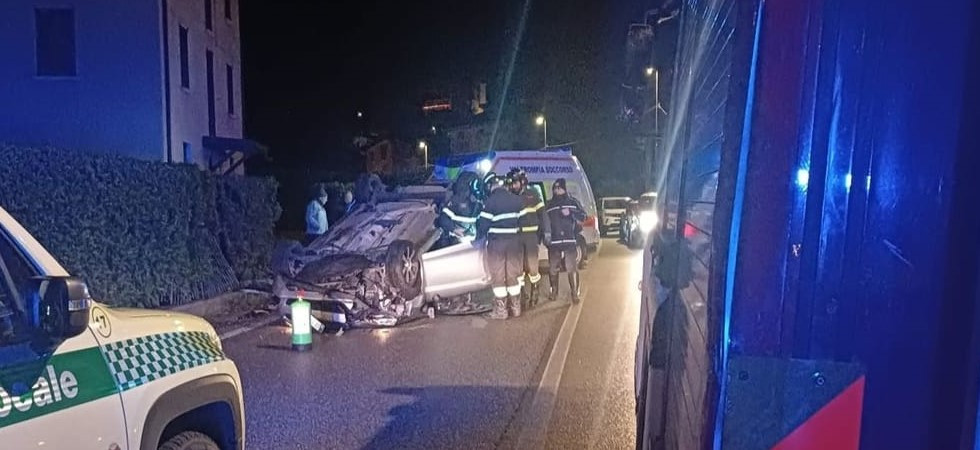 Perde il controllo dell'auto che si cappotta in mezzo alla strada