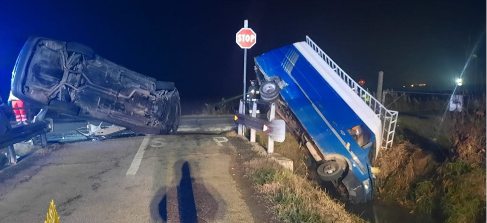 Grave scontro tra due mezzi, macchina rovesciata e furgone in bilico nel fossato con il conducente incastrato tra le lamiere