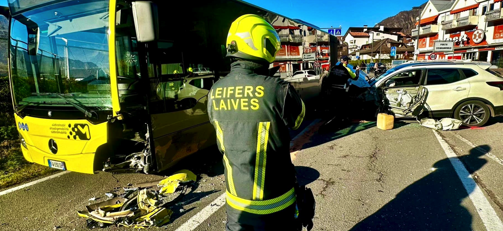 Violento scontro auto-autobus: sei persone soccorse