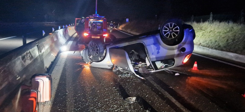 Perde il controllo del mezzo e l’auto si ribalta, violento schianto sulla MeBo