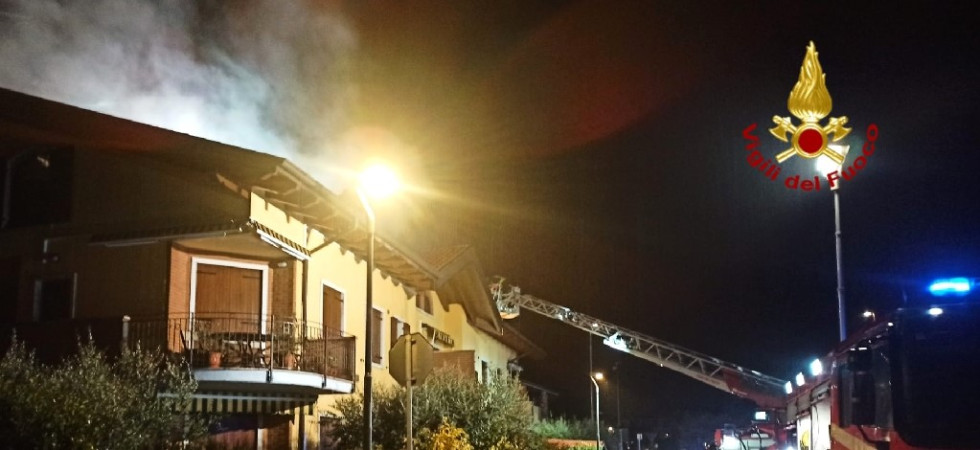 Doppio incendio nella notte: gravi danni al tetto di una palazzina, poi l'allarme all'interno di un appartamento
