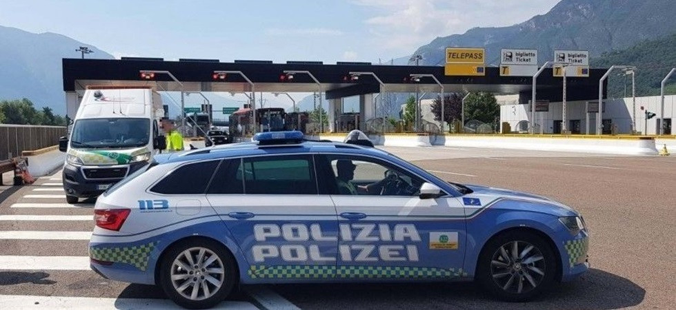 Un uomo di 82 anni scappa dalla casa di cura: salvato dalla polizia mentre cammina lungo la superstrada