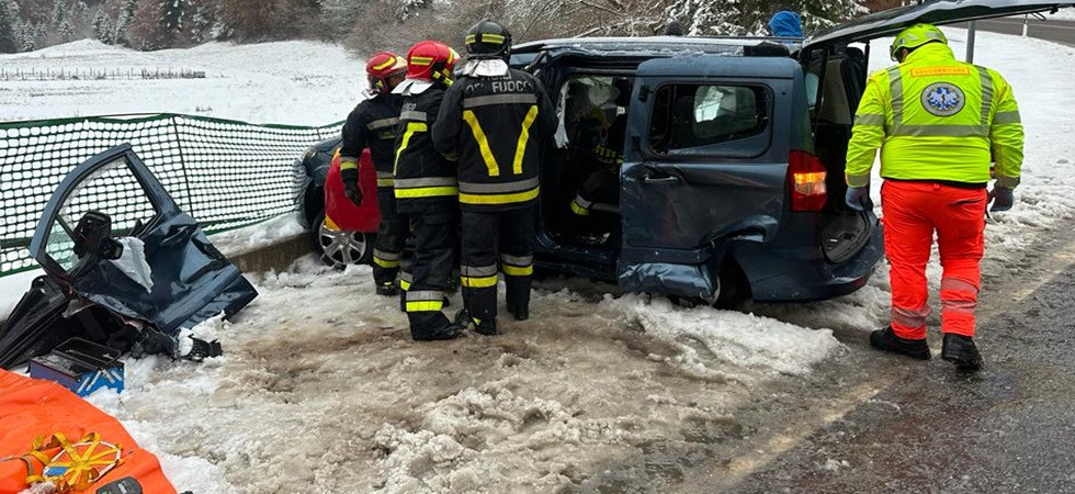 Violento schianto fra due mezzi, una donna di 35 anni estratta dalle lamiere e trasportata in codice rosso all'ospedale