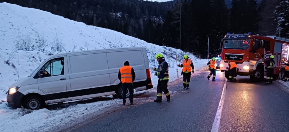 Manto stradale ghiacciato, l'autista di un furgone delle consegne perde il controllo del mezzo e finisce fuori strada