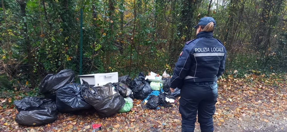 Sacchi pieni di spazzatura e rifiuti ingombranti abbandonati nel bosco: forze dell'ordine a caccia dei colpevoli