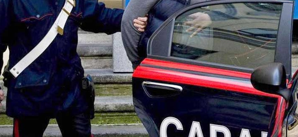 Ricercato da mesi per tentato omicidio viene rintracciato in un bar, le indagini dei carabinieri sui movimenti dei famigliari