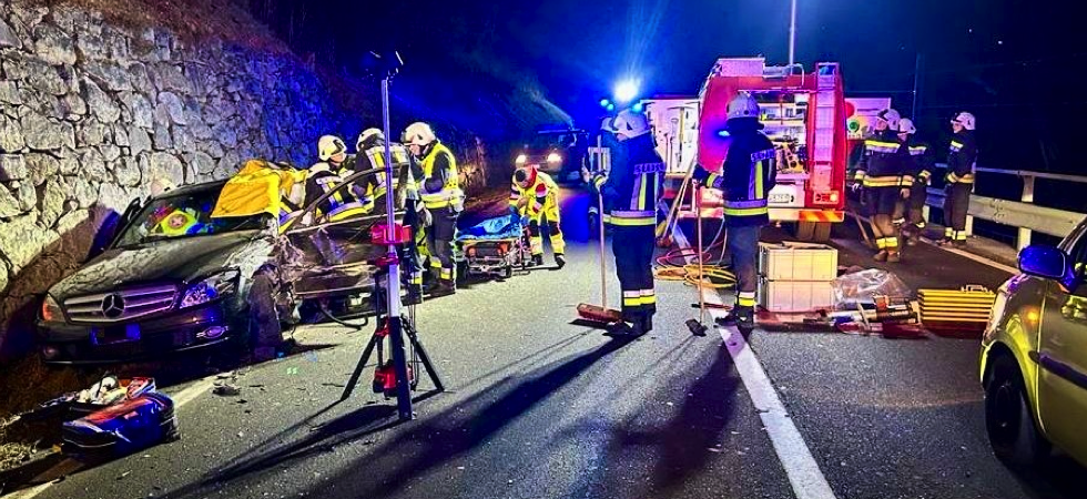 Violento schianto nella notte, una persona estratta dalle lamiere: tre feriti trasportati in ospedale