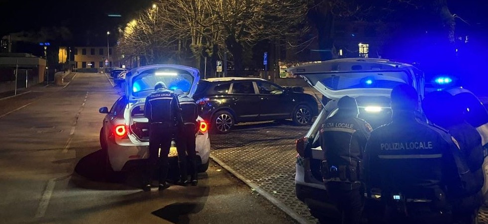 Si mette alla guida ubriaco e si schianta: intervengono le forze dell'ordine che gli ritirano la patente