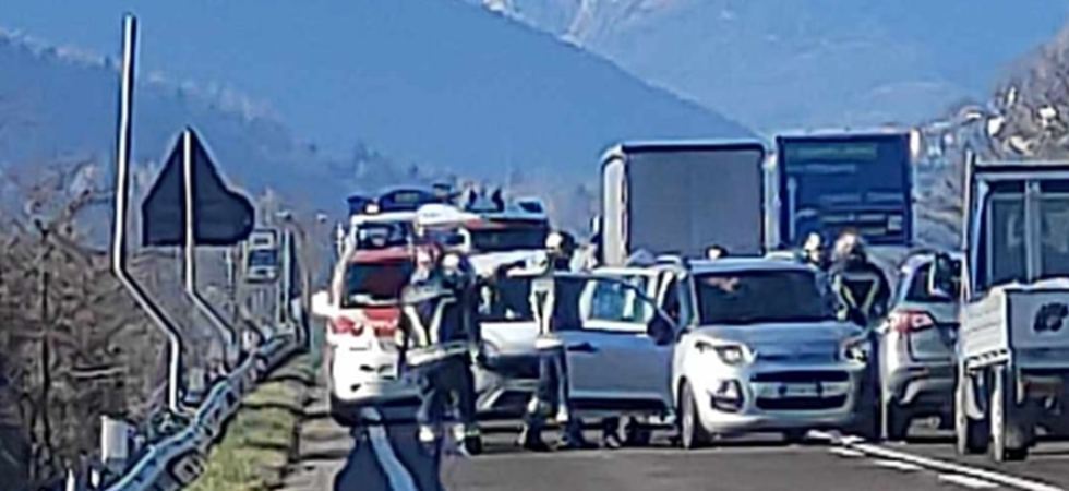 Maxi incidente sulla Valsugana all'altezza di Levico Terme: coinvolte tre auto e un camion