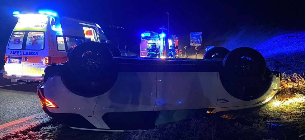 Momenti di paura nella notte, perde il controllo dell'auto e si ribalta: due persone trasportate in ospedale