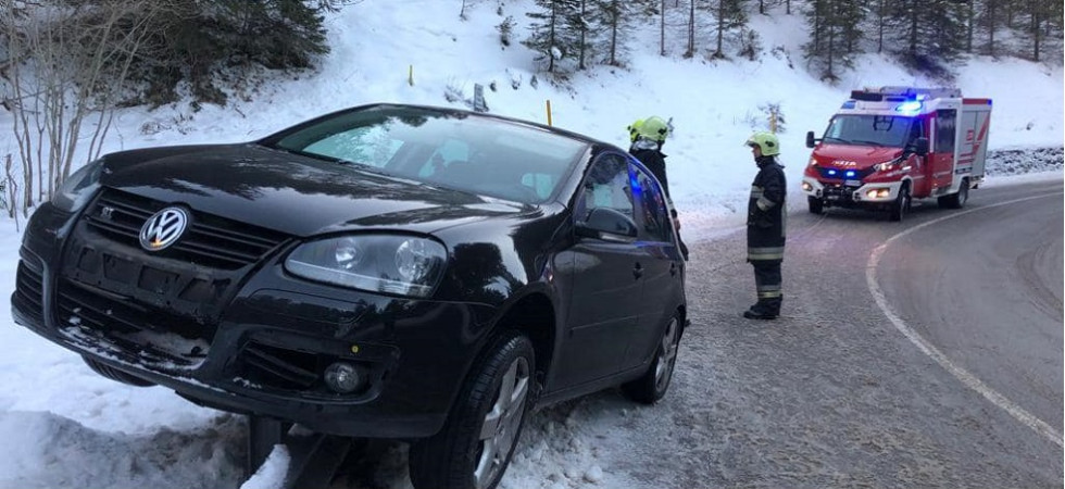 La strada è ghiacciata e l'auto finisce sopra il guardrail