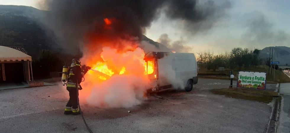 Gardesana, le fiamme avvolgono e distruggono un furgone: vigili del fuoco in azione