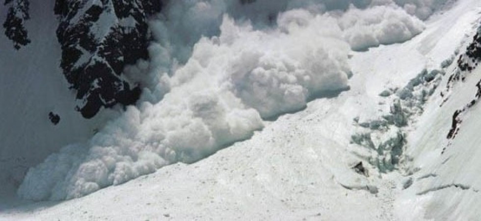 Una valanga travolge e trascina uno scialpinista, un 57enne si libera dalla neve e viene portato in salvo dai soccorritori