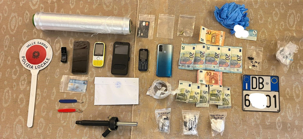Si mette al volante senza patente e va a vendere cocaina: colto sul fatto e nei guai anche il cliente che si era recato