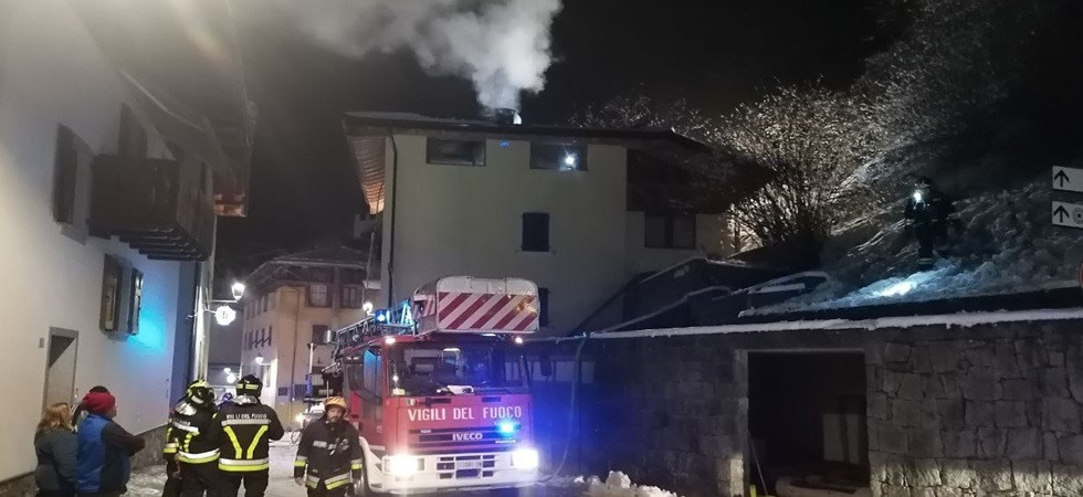 Tetto in fiamme, momenti di paura a Castel Condino