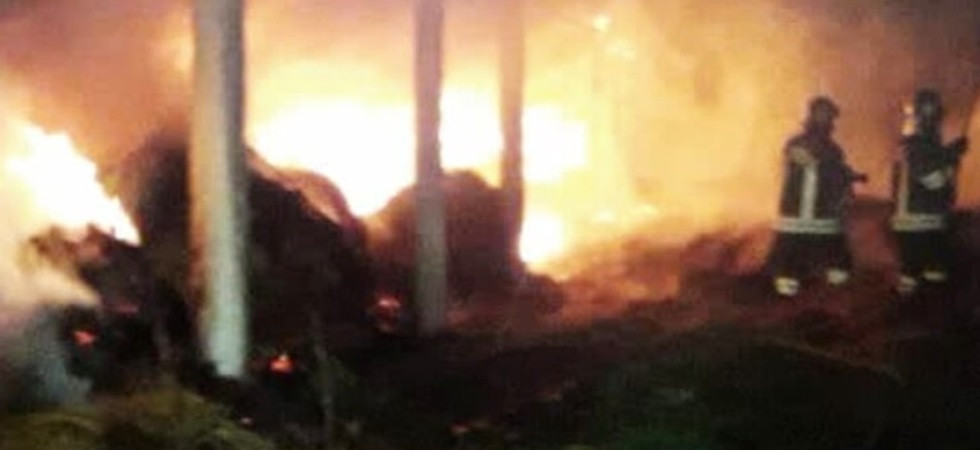 Fienile avvolto e distrutto dalle fiamme, vigili del fuoco al lavoro tutta la notte