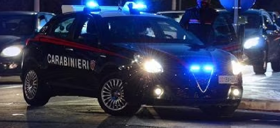 Si presenta davanti la caserma ubriaco, minaccia di morte i carabinieri e scavalca il cancello: 40enne fermato e denunciato