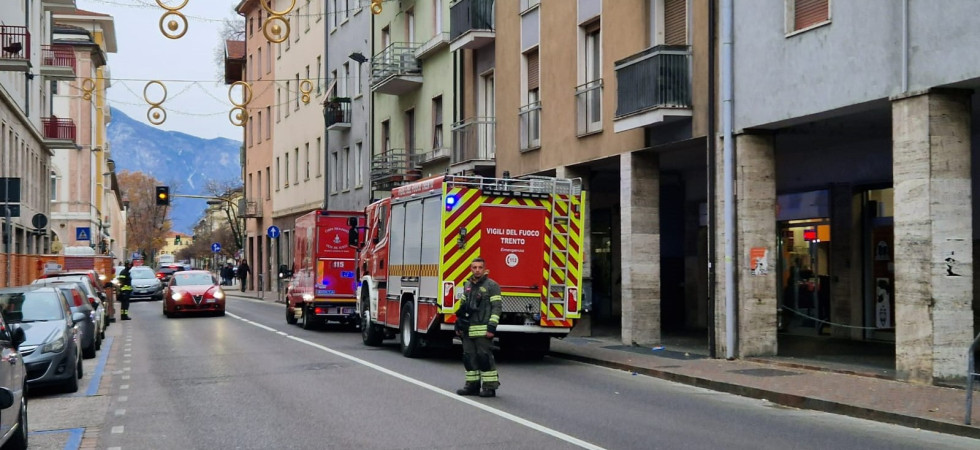 Allerta incendio a Trento: vigili del fuoco in azione in un appartamento al terzo piano