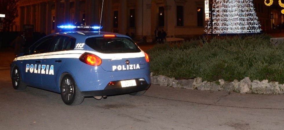 Ospitano l'amico per il periodo natalizio ma dopo pochi giorni non riescono più a sopportarlo: interviene la polizia