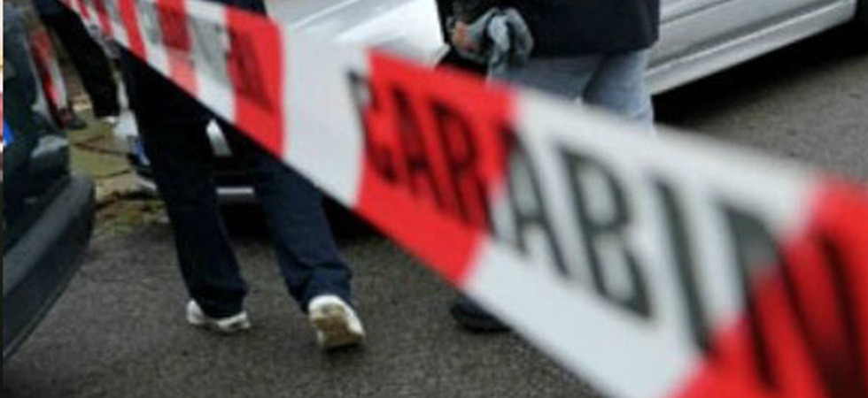 Un uomo trovato morto in un parcheggio, sul corpo ferite da taglio: indagini dei carabinieri