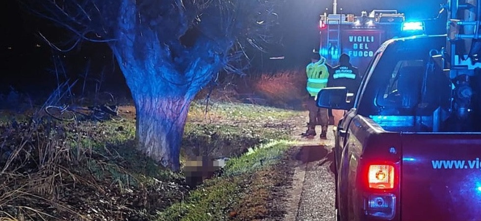 Ciclista trovato senza vita in un fossato, il ritrovamento nella notte