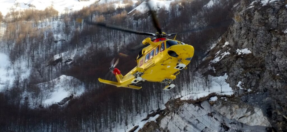 Boscaiolo scivola e precipita nel greto di un torrente: recuperato con vericello è in gravi condizioni